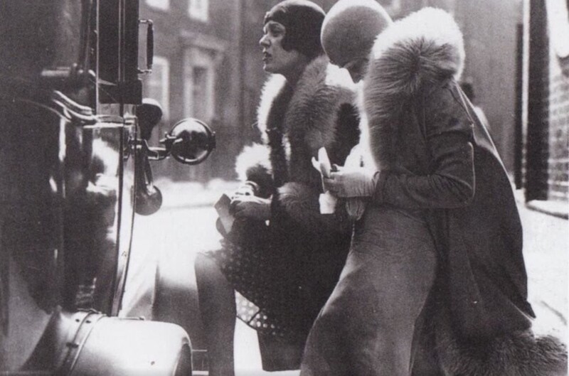13. Две проститутки садятся в автомобиль клиента. Берлин, 1920 год