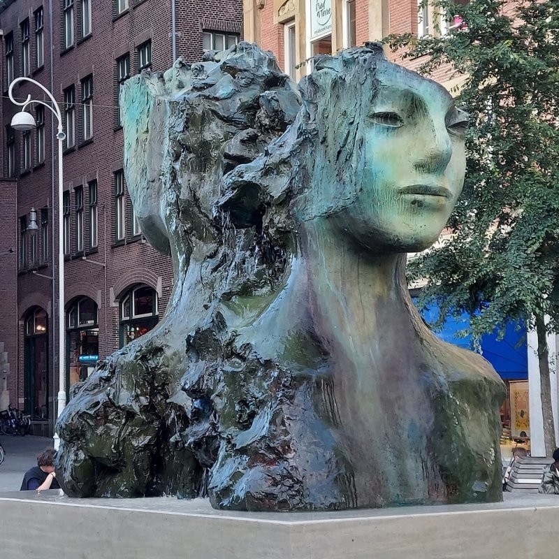 13. В Амстердаме полно искусства на каждом шагу: это фонтан