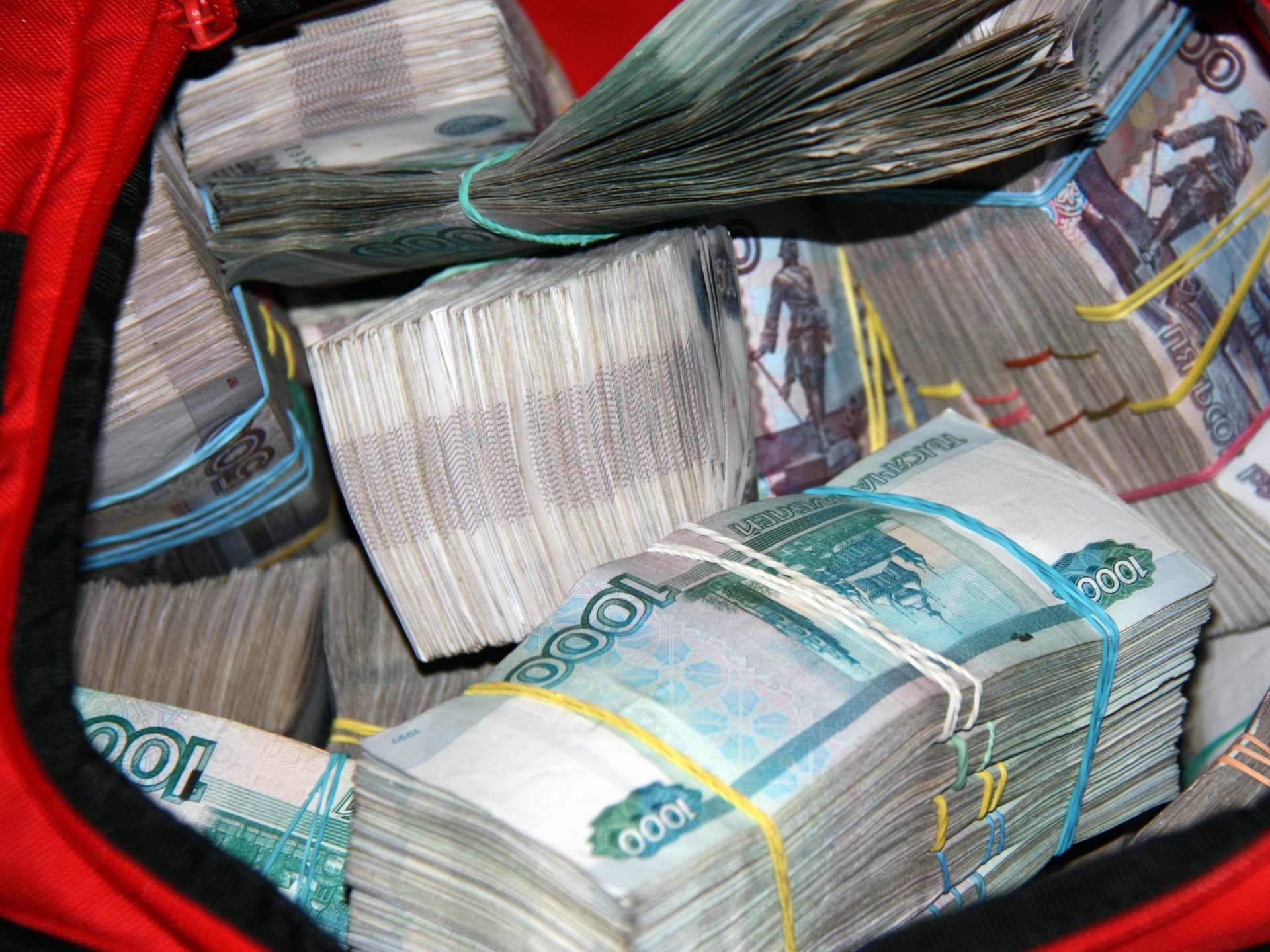 Восемьсот миллионов рублей. Огромная сумка с деньгами. Большие деньги пачками. Пакет с деньгами. Сумка с рублями.