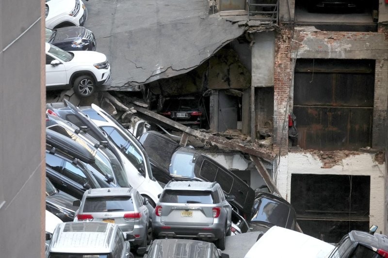 В Нью-Йорке искать людей под завалами рухнувшего здания отправили робота-собаку