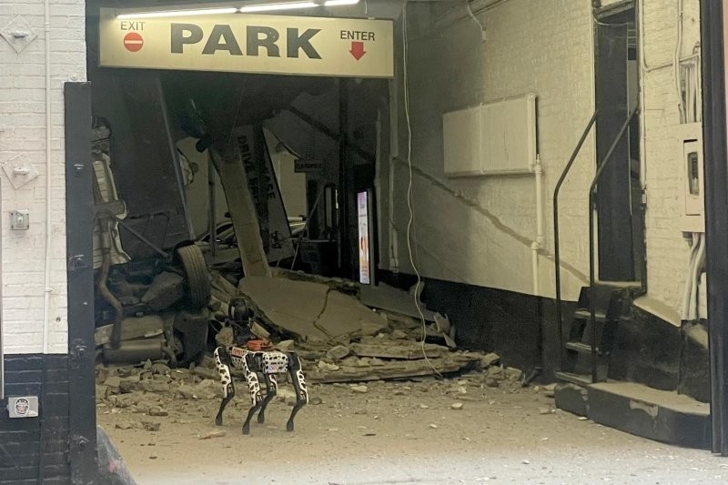 В Нью-Йорке искать людей под завалами рухнувшего здания отправили робота-собаку
