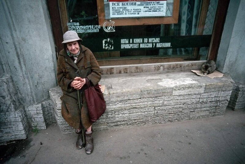 Бабушка у магазина "Рапсодия", 1992 год.
