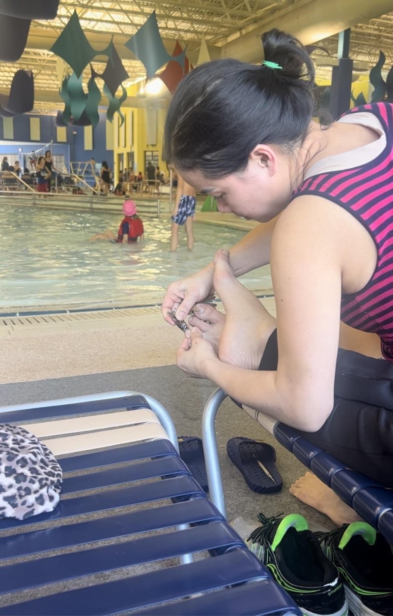 13. Женщина решила подстричь ногти прямо у бассейна
