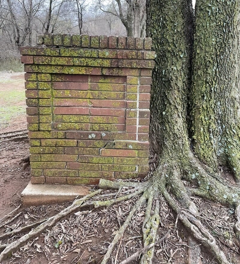 11. «Нашёл странное кирпичное сооружение высотой 1,5 метра в лесу рядом с моим домом»
