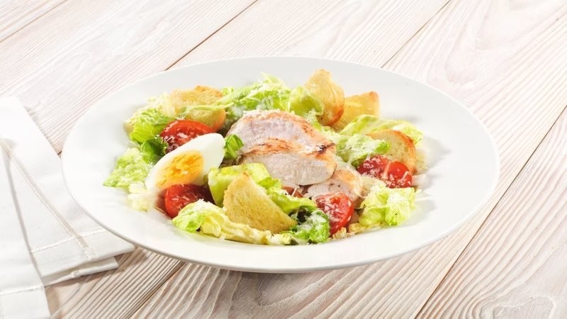 Кто придумал знаменитый салат “Цезарь” и почему он стал так популярен во времена сухого закона