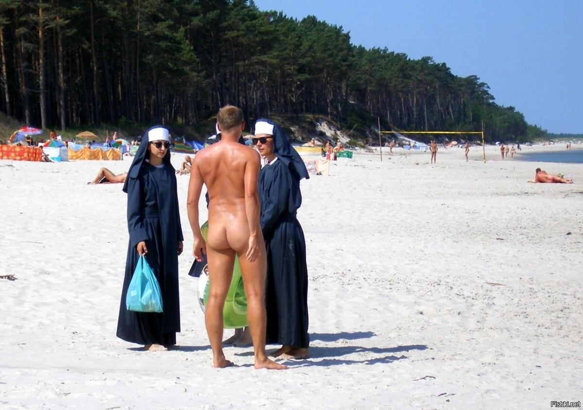 голые парни на пляже среди одетых фото 51