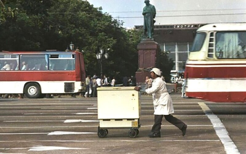 Мороженщик на улице Горького. 1980-е. Москва.