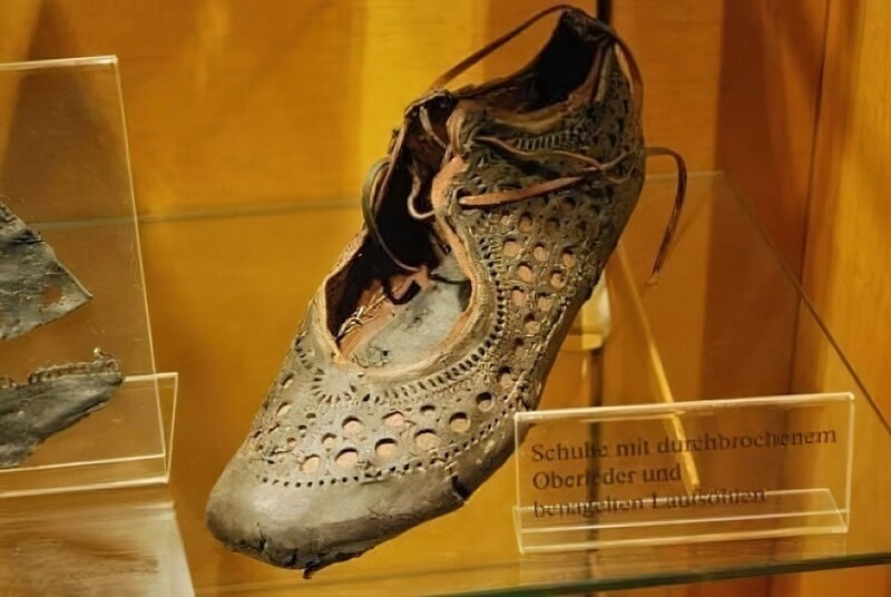 6. Этот древнеримский ботиночек возрастом 2000 лет выглядит на удивление современно