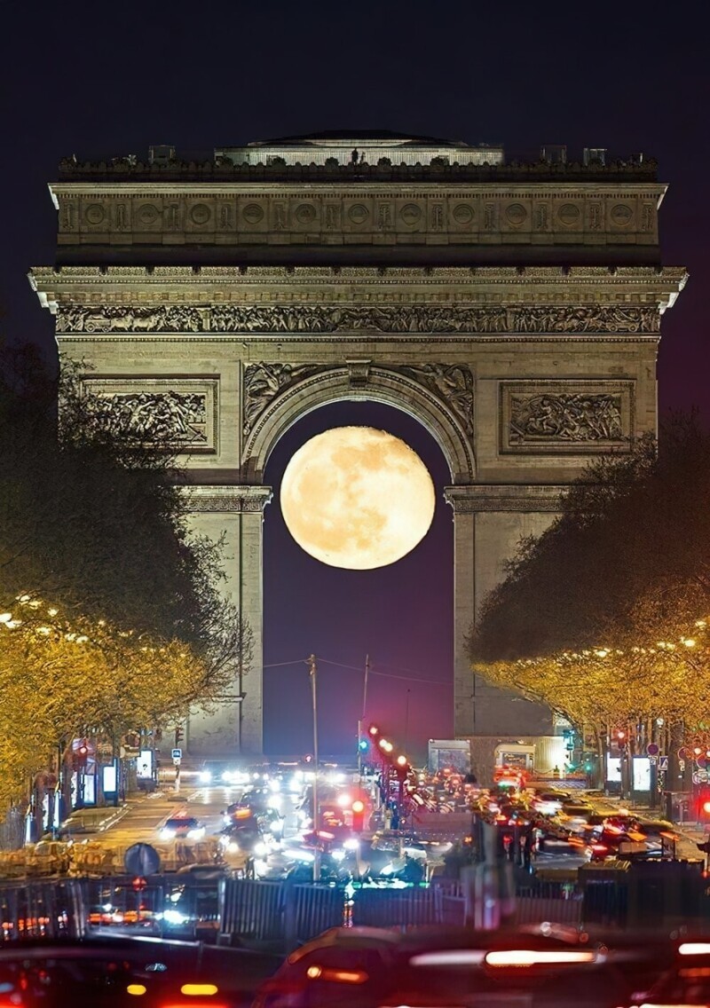2. Так выглядит Триумфальная арка в Париже в полнолуние (спасибо умелому фотографу)