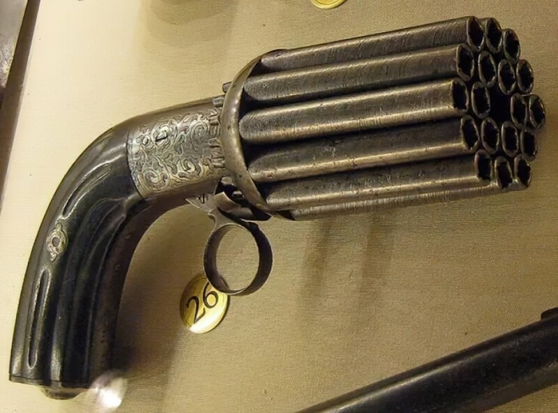 24. Это револьвер пепербокс (перечница), тип огнестрельного оружия, которое может иметь до 24 стволов