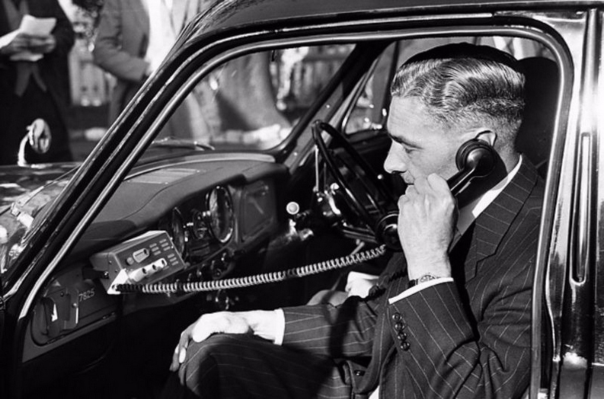 Звонко машине. Первый мобильный телефон. Первый мобильный телефон 1947. Автомобильный радиотелефон. Старые радиотелефоны в автомобиле.