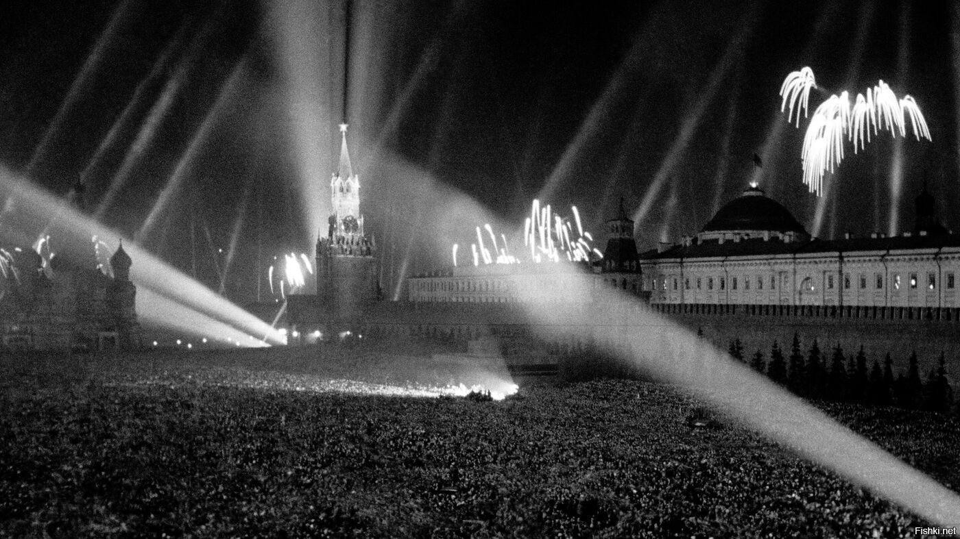 Салют Победы на красной площади 1945