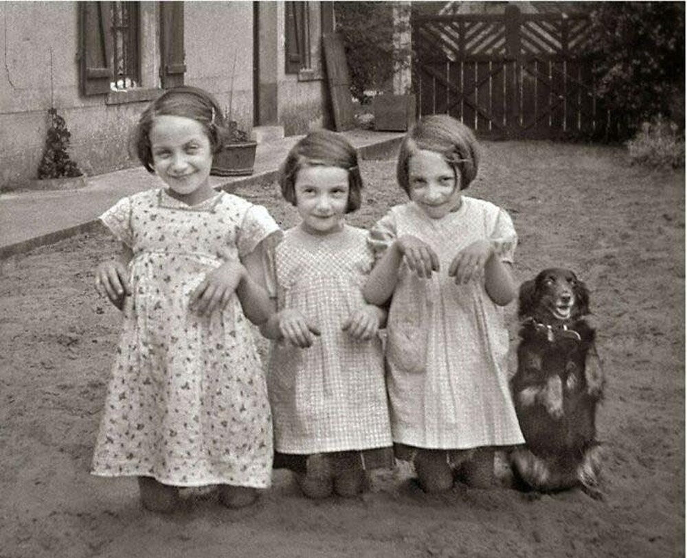 1. Три девочки позируют с лучшим другом, 1930 год