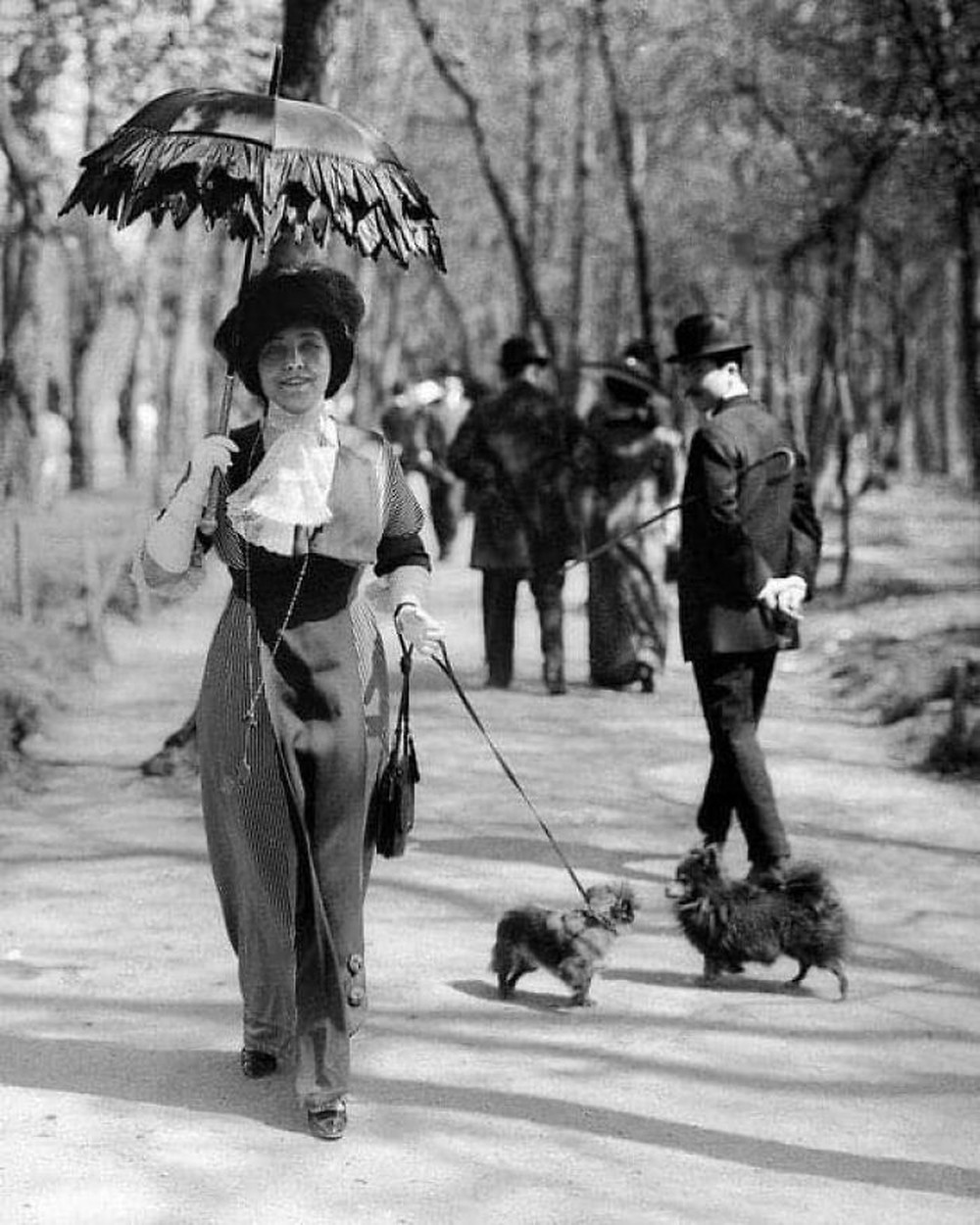 31. Стильная дама выгуливает собачку в Булонском лесу в Париже, 1910 год