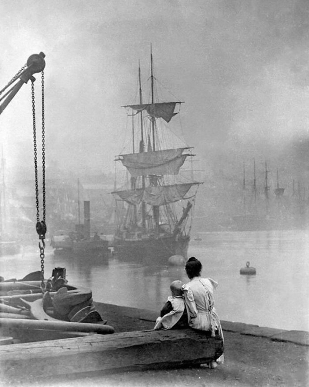 20. Женщина с дочкой наблюдают, как высокий корабль плывет по Темзе, Лондон, 1880 год