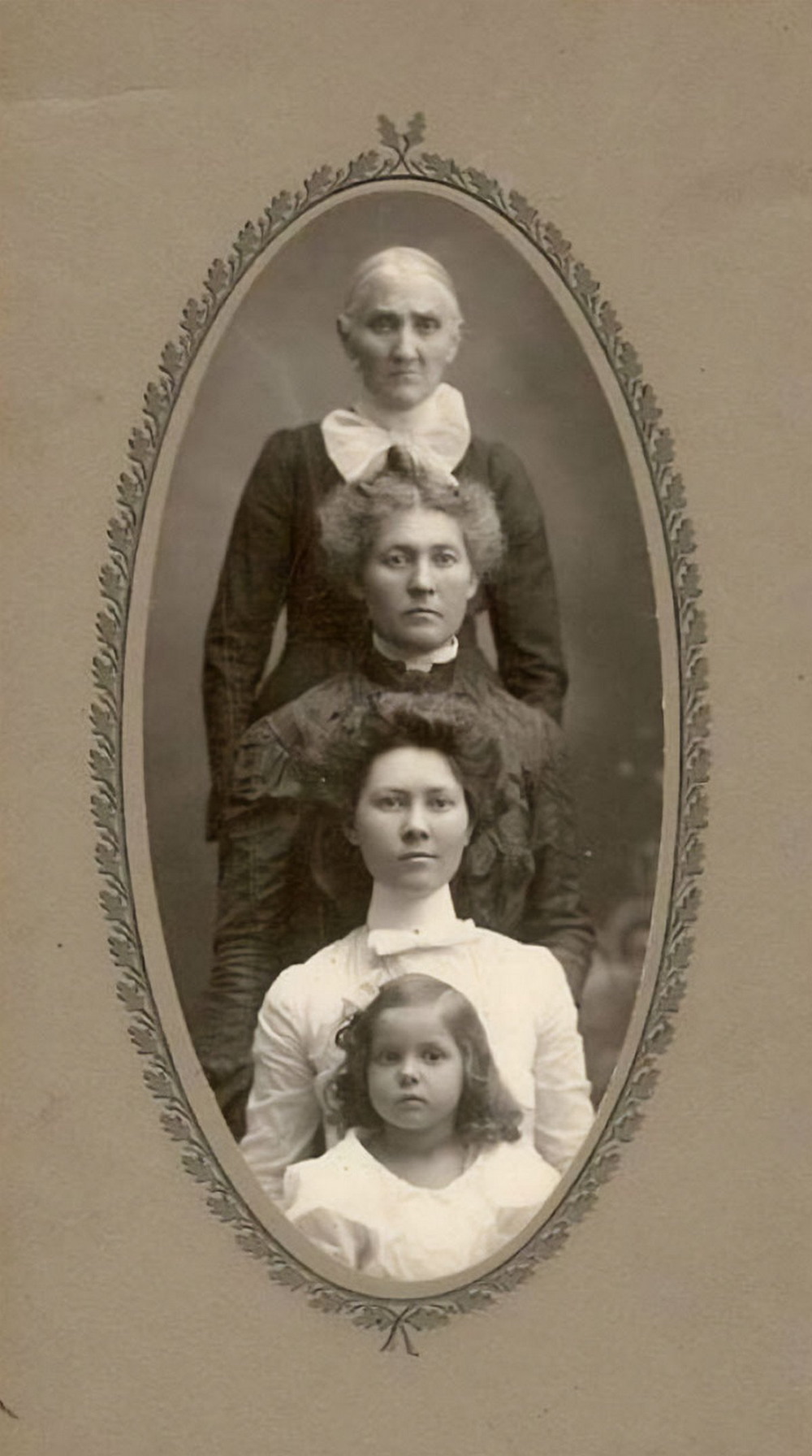 8. Четыре поколения на одном снимке, 1905 год