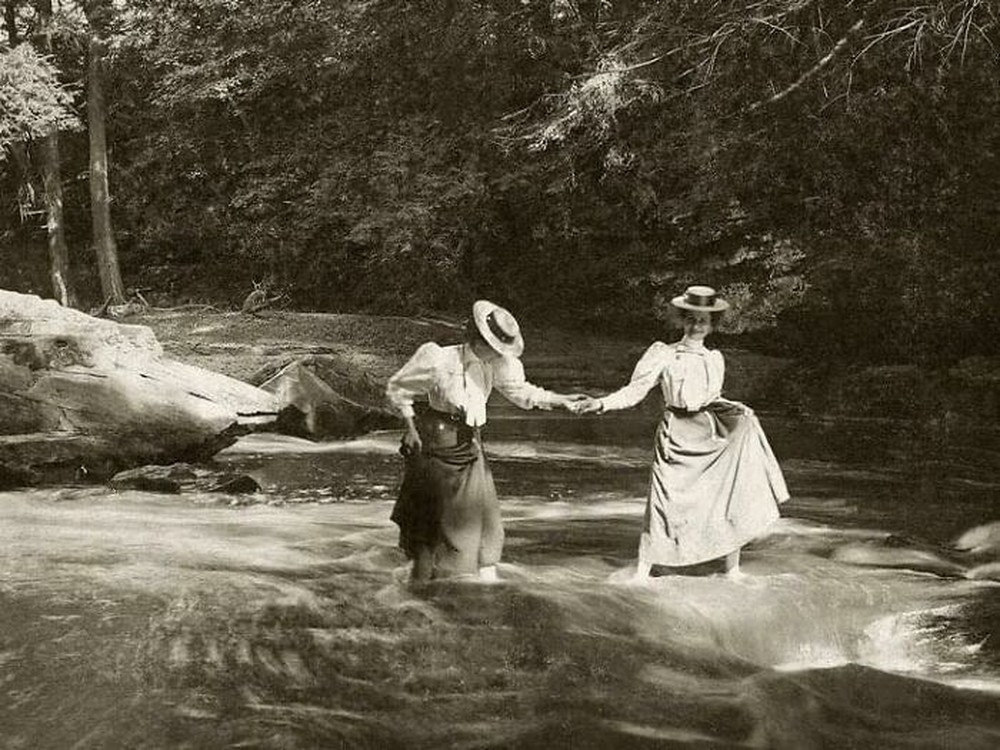 28. Подруги освежаются в прохладном ручье в жаркий день, 1910 год
