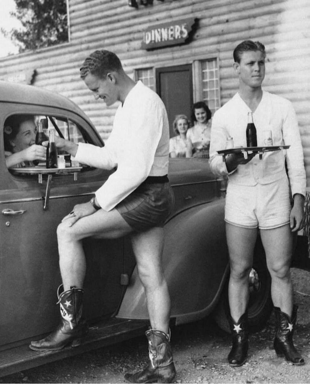 16. Мужчины в шортах и ​​ковбойских сапогах обслуживают женщин на заправке в Техасе, 1940-е годы