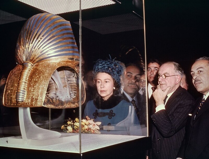 Королева Елизавета II открывает выставку обнаруженных в гробнице сокровищ. Британский музей, Лондон
