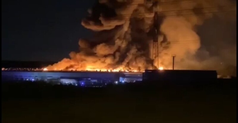 Работники завода по производству дверей "Феррони" успели заснять начало крупного пожара