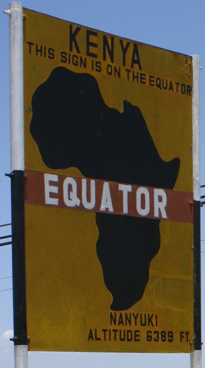 6. Дорожный знак в Кении, указывающий на экватор