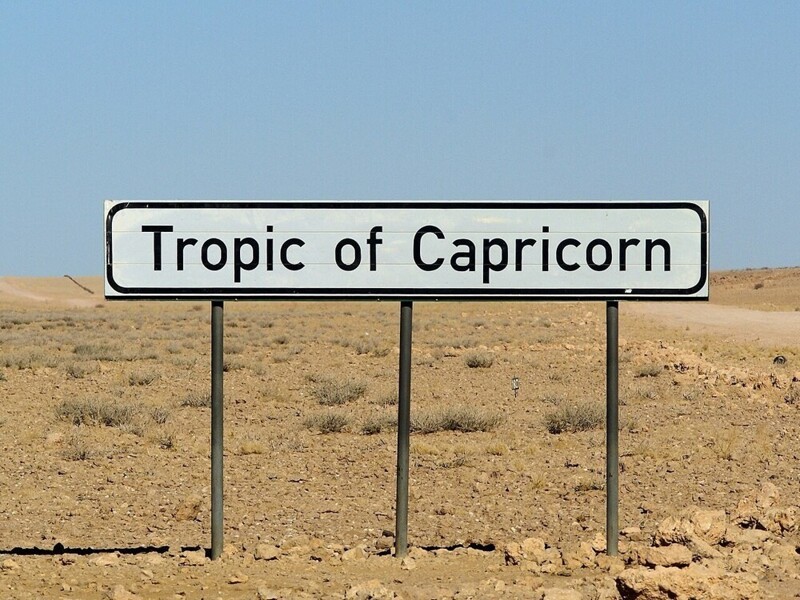 8. Дорожный знак, означающий тропик Козерога. Расположен в Намибии