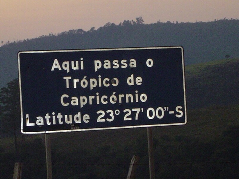 9. Дорожный знак, означающий тропик Козерога. Расположен в Бразилии