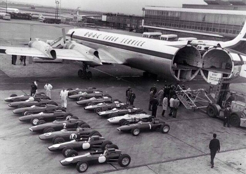 Погрузка болидов «Формулы–1» в самолет. Лондон, 1963 год