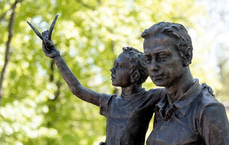 В Калининграде открыли памятник  "Счастливая семья»