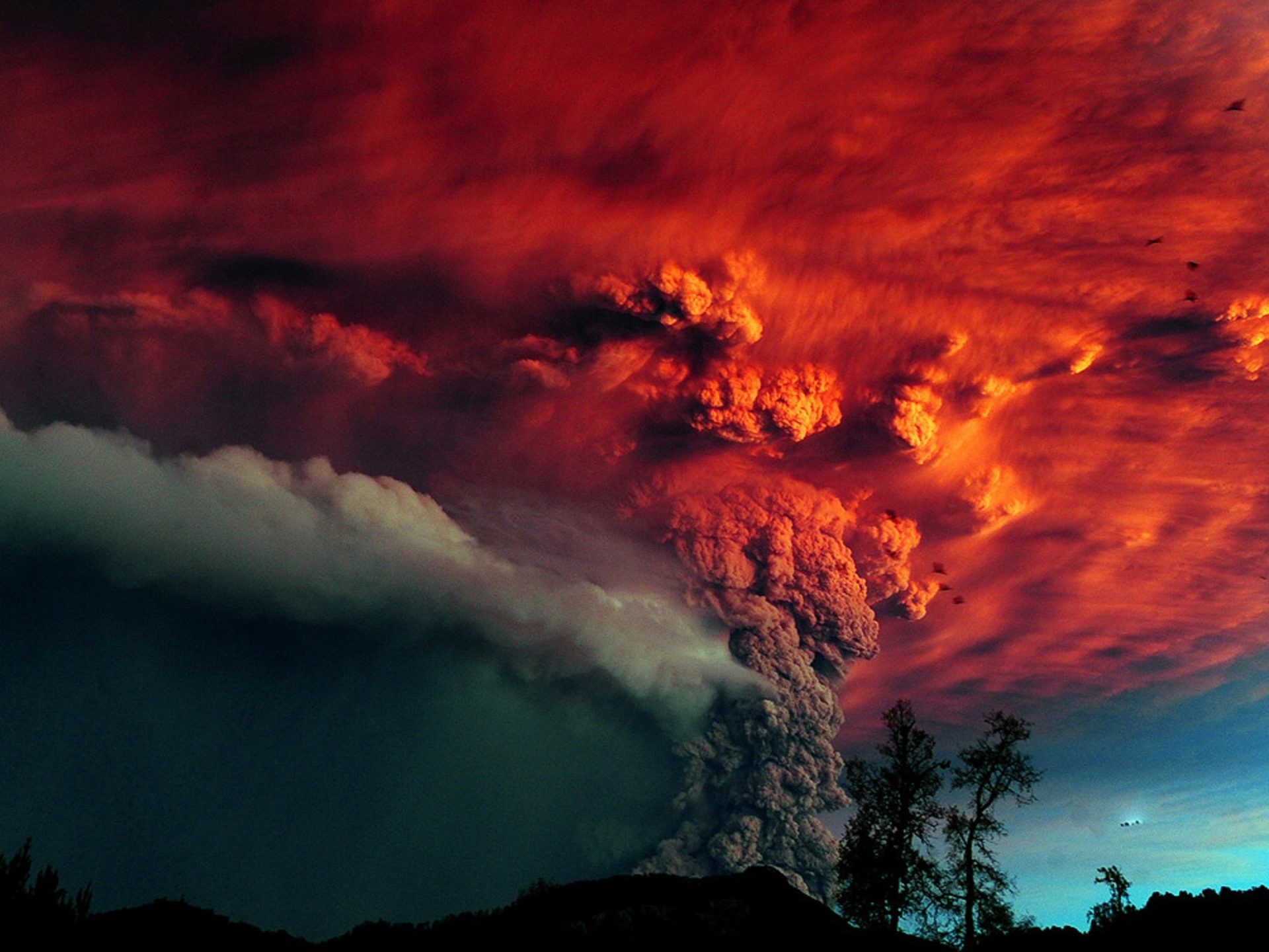 Синим пламенем пылают стаи туч над. Извержение вулкана Кальбуко. Извержение вулкана Пуйеуэ 2011. Вулкан Пуйеуэ Чили. Вулкан Еллоу Стоун.