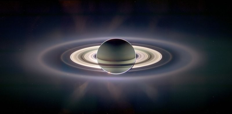 20. Солнечное затмение на Сатурне. Крохотное голубое пятнышко слева, над кольцами - это Земля
