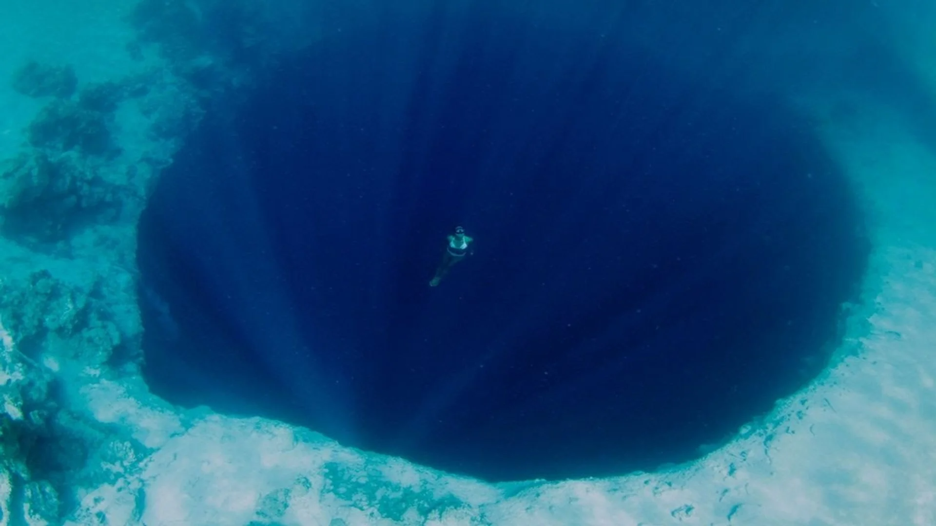 Страшное дно океана. Бездна Челленджера в Марианской впадине. Юкатан полуостров большая голубая дыра. Челленджер Марианская впадина.
