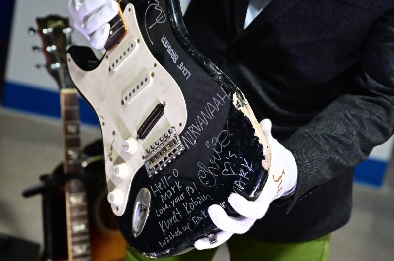 Разбитую гитару Курта Кобейна продали за 600 тысяч долларов