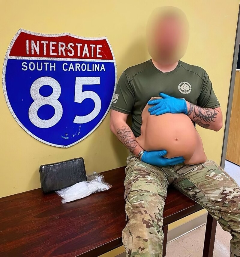 В США поймали мнимую беременную, которая прятала в накладном животе наркотики