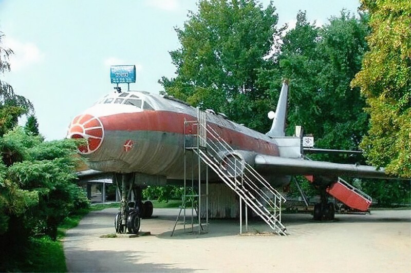 А это старый советский самолёт, превращенный в бар в Оломоуце, Чехия