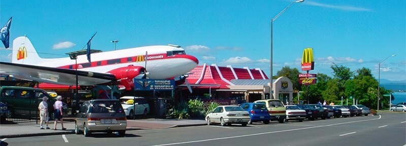 McDonald’s в Таупо, Новая Зеландия, использует старый Douglas DC3 для привлечения посетителей