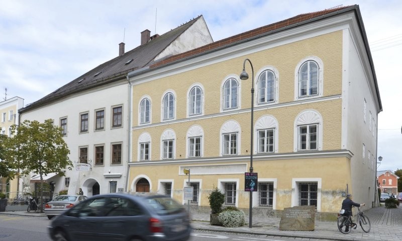 "Проклятый старый дом": в Австрии придумали, как использовать здание, в котором жил Гитлер