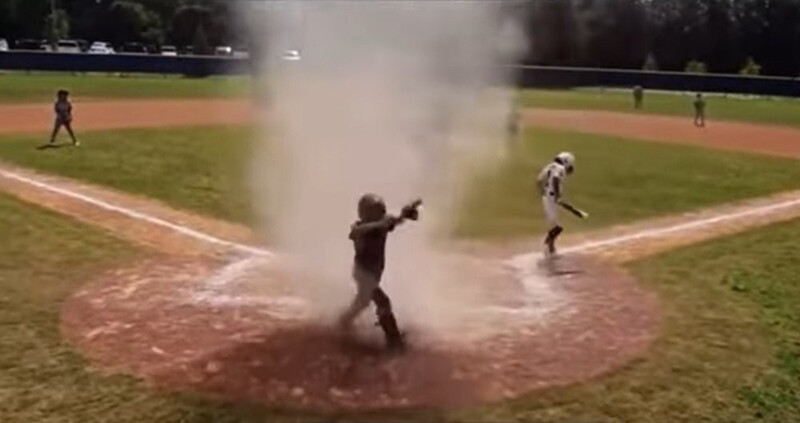 На бейсболе судья спас мальчика, который попал в пылевой вихрь