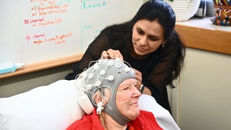 Пожилой женщине чудом вернули зрение с помощью электростимуляции
