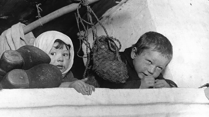 Дети на печке. СССР 1927 год