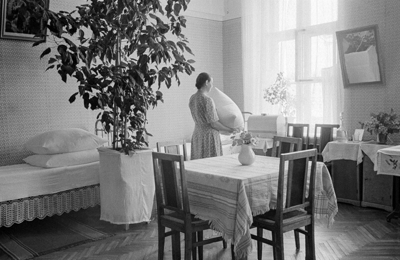 Уборка комнаты в женском общежитии в Измайлово, июнь 1960 год