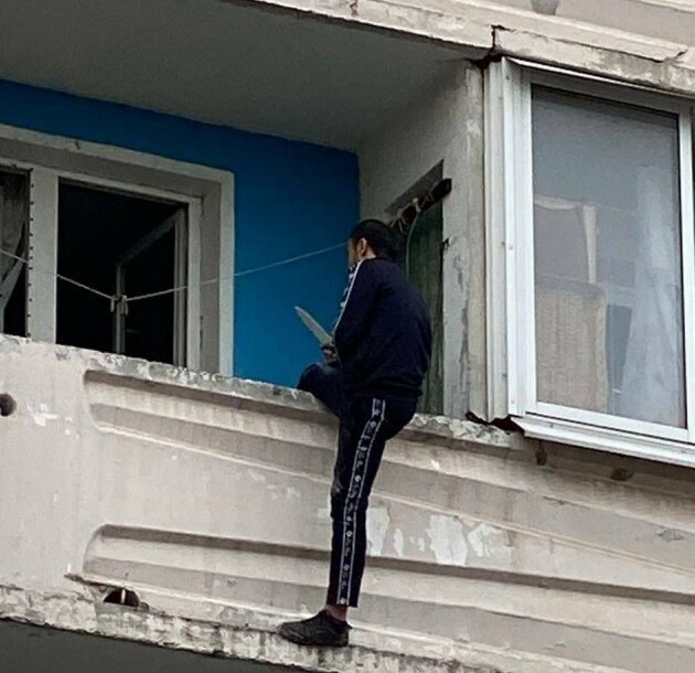 Мигрант с ножом пытался штурмовать квартиру среди белого дня