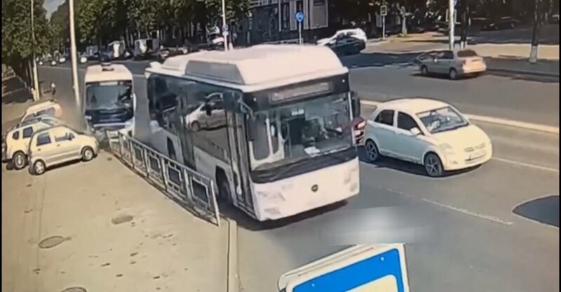В Уфе водители-мигранты устроили гонки на автобусах с пассажирами прямо по городским улицам