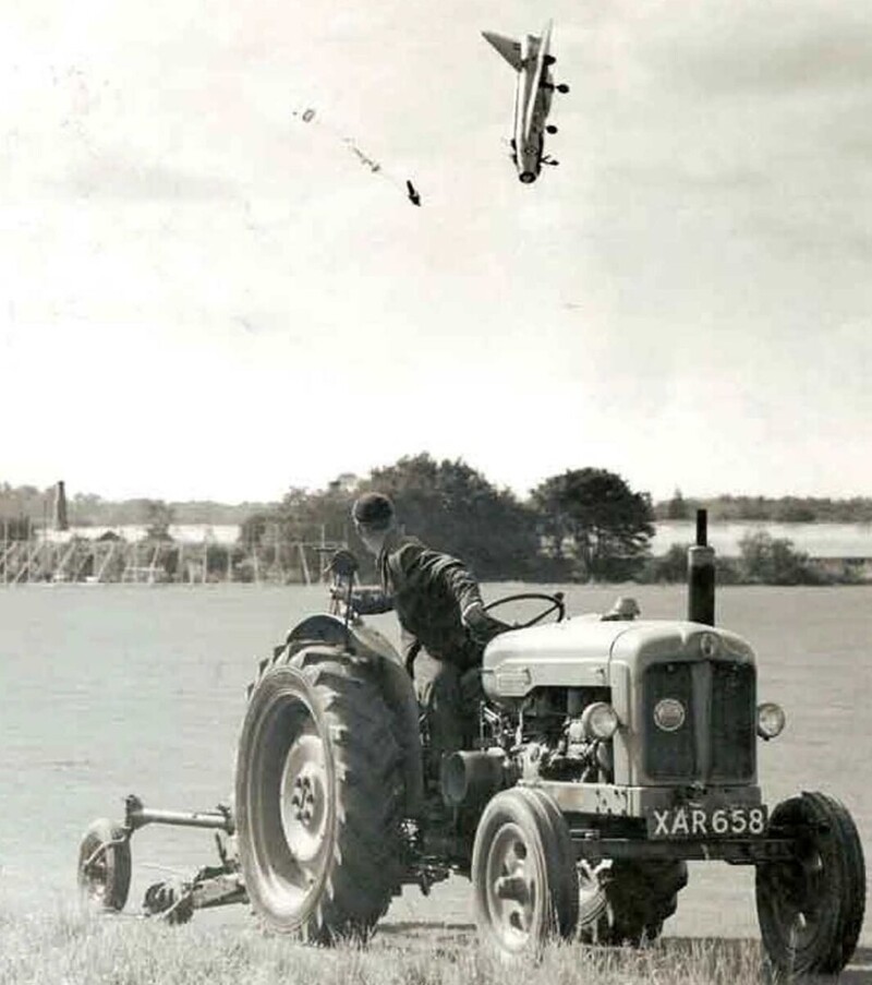 15. Лётчик - испытатель Джордж Эрд катапультируется на очень малой высоте в 1962 году. Он выжил, но получил множественные травмы и переломы