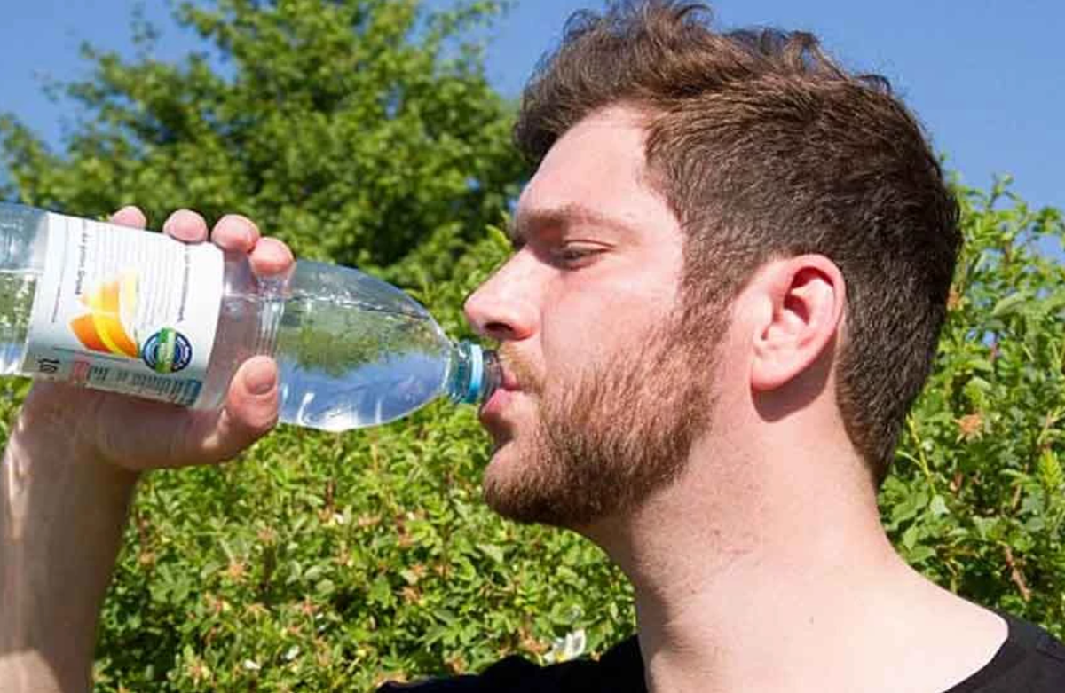 Муж часто пьет. Маленький парень пьет. 20 Литров Энергетика. Больной воду из бутылки. Пытаемся выпить 200 литров воды.