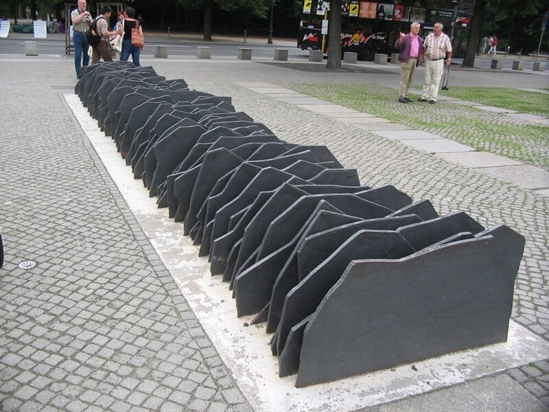 96 плит у стен Рейхстага — монумент, созданный в честь депутатов, противостоявших нацизму
