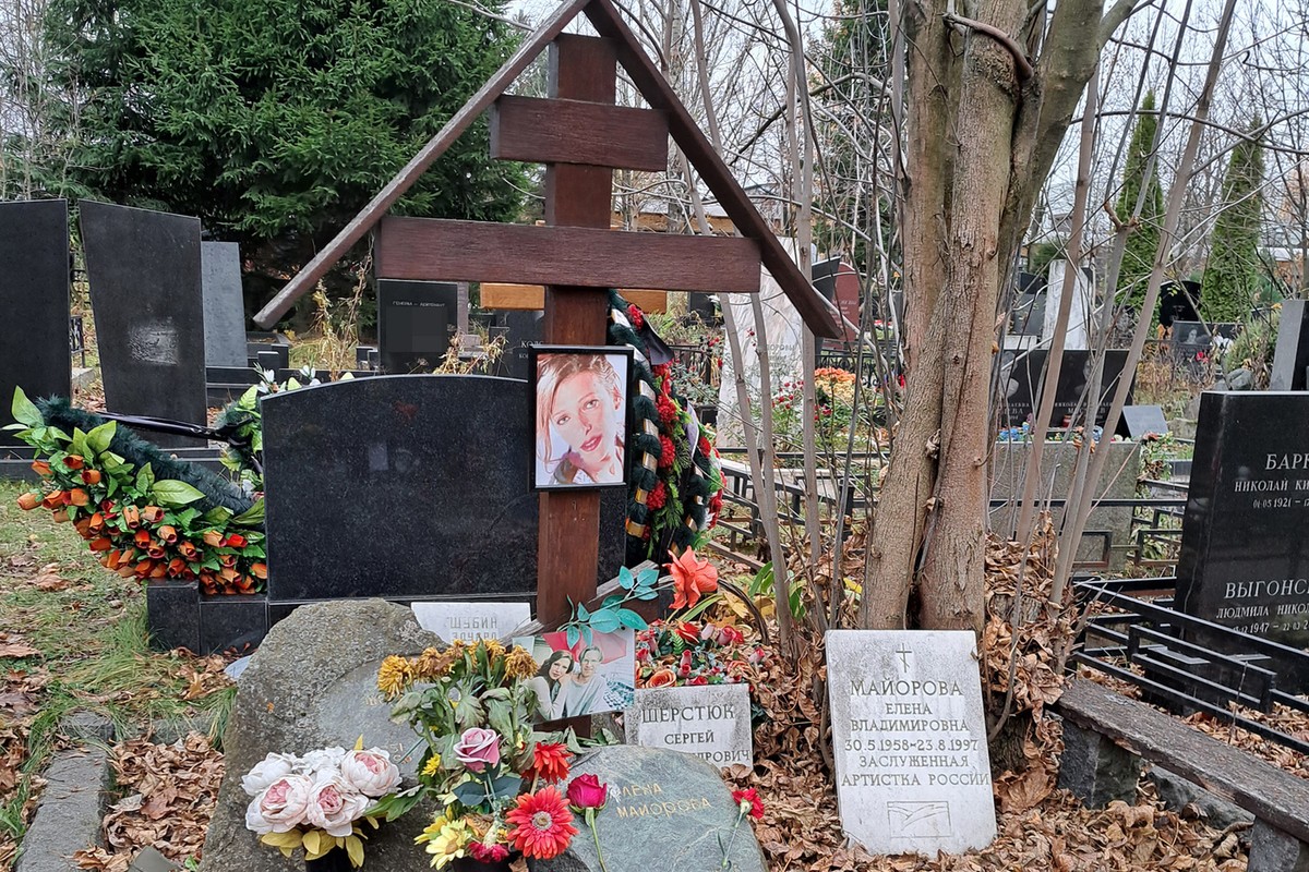 Троекуровское кладбище кладбище в москве россия. Троекуровское кладбище Шатунов могила. Могила на кладбище.