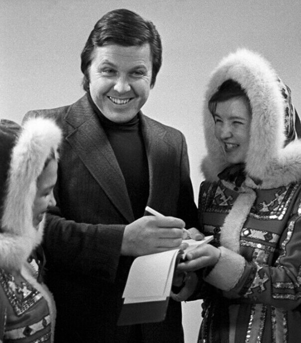 Лев Лещенко дает автограф участницам ненецкого национального ансамбля танца "Сыра-Сэв". 9 ноября 1978 год