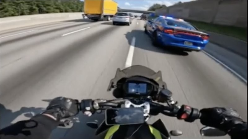 6. Мотоциклиста из Джорджии, США, арестовали за то, что он опубликовал в Тиктоке видео, на котором убегает от полиции