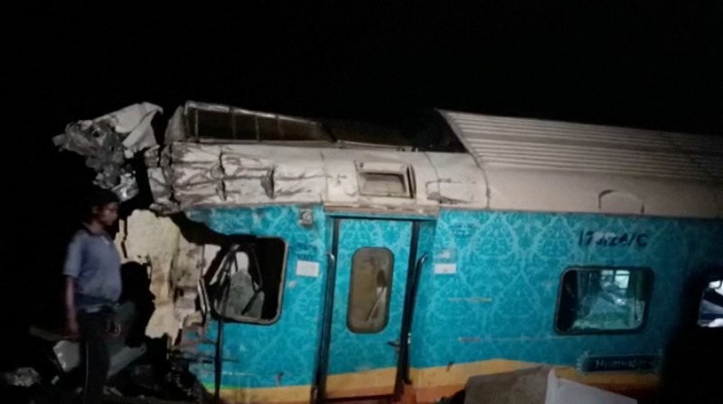 В Индии столкнулись два поезда: погибли почти 300 человек